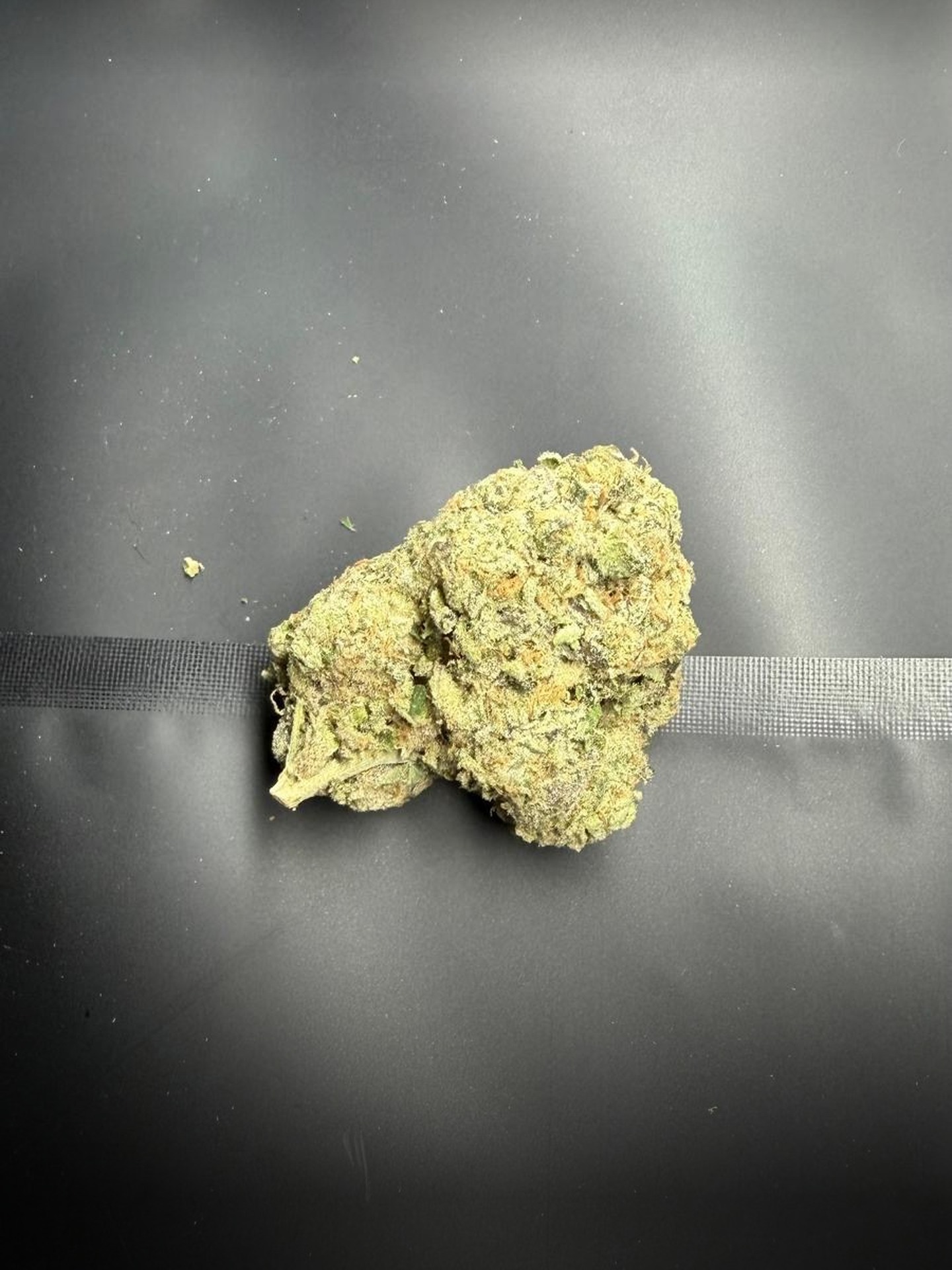 Flor Amnezia Kush sobre fondo SmokeKings